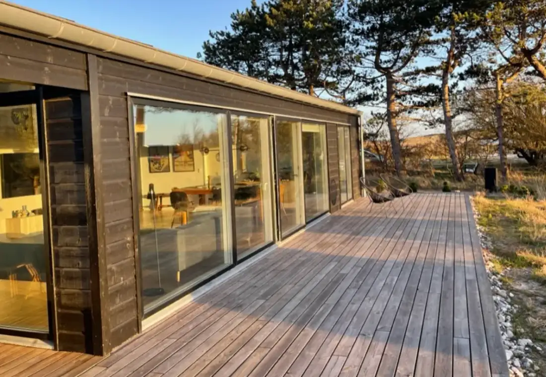 Modernes Ferienhaus mit Holzterrasse in Dänemark
