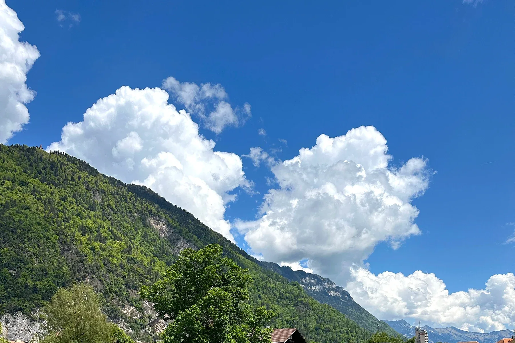 Sonnige Berg-, See- und Chaletlandschaft in der Schweiz