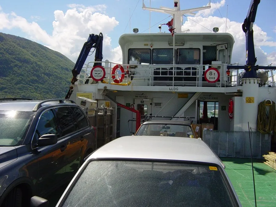 Autos an Bord einer regionalen norwegischen Fähre