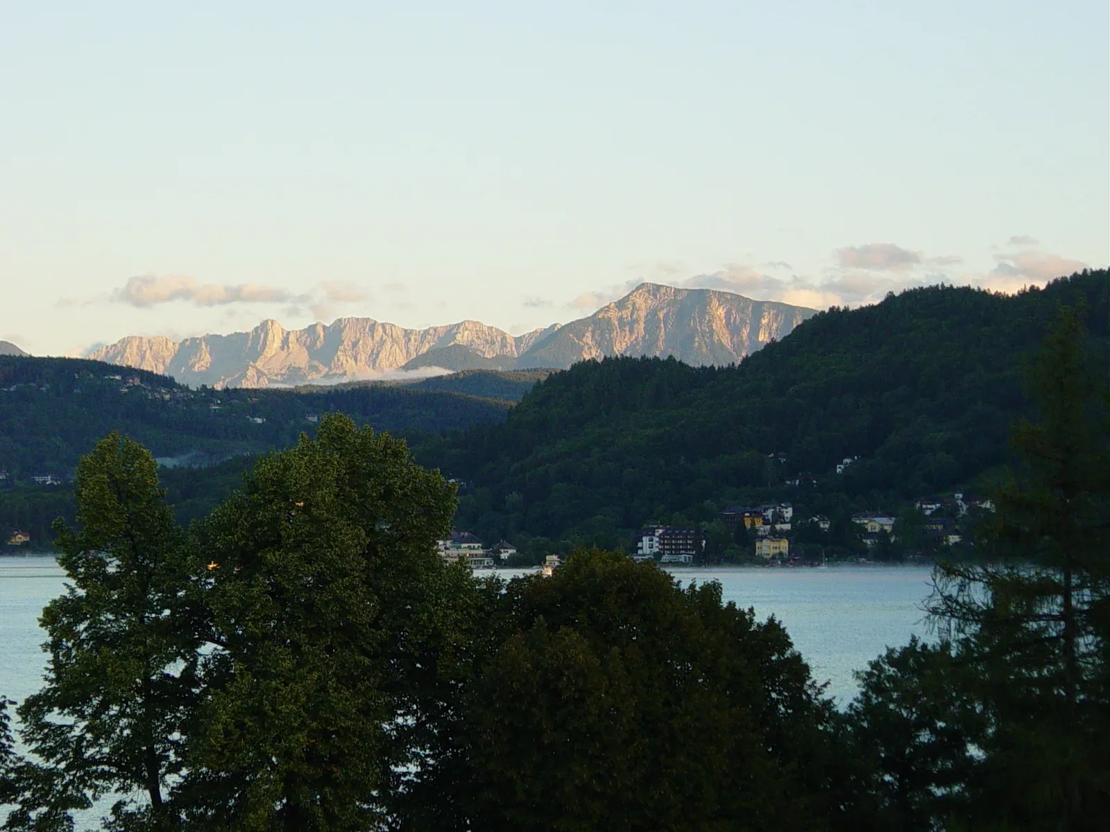 Sonnige Berg- und Seenlandschaft in Österreich