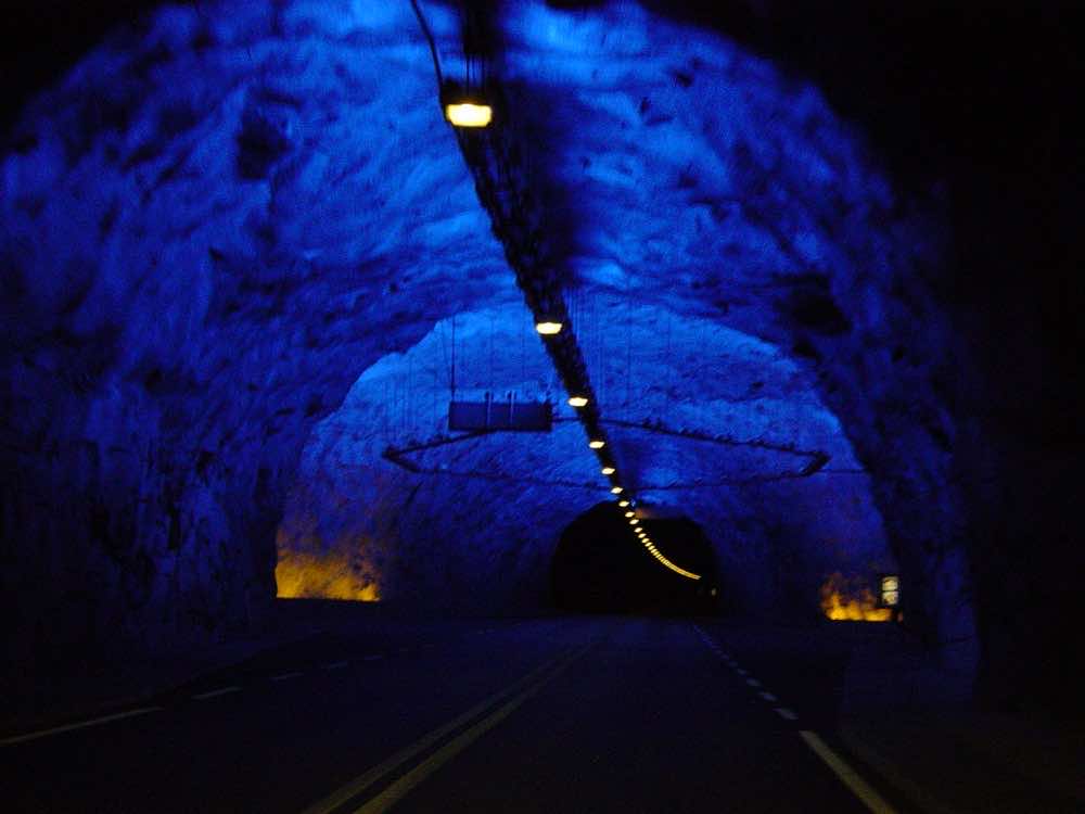 Beleuchteter Straßentunnel in Norwegen