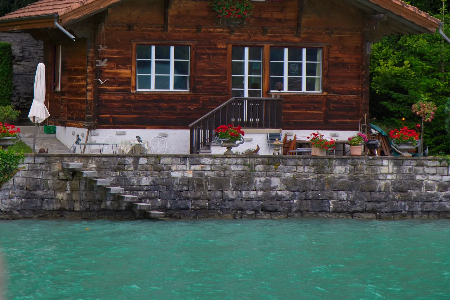 Sonnige Berg-, See- und Chaletlandschaft in der Schweiz