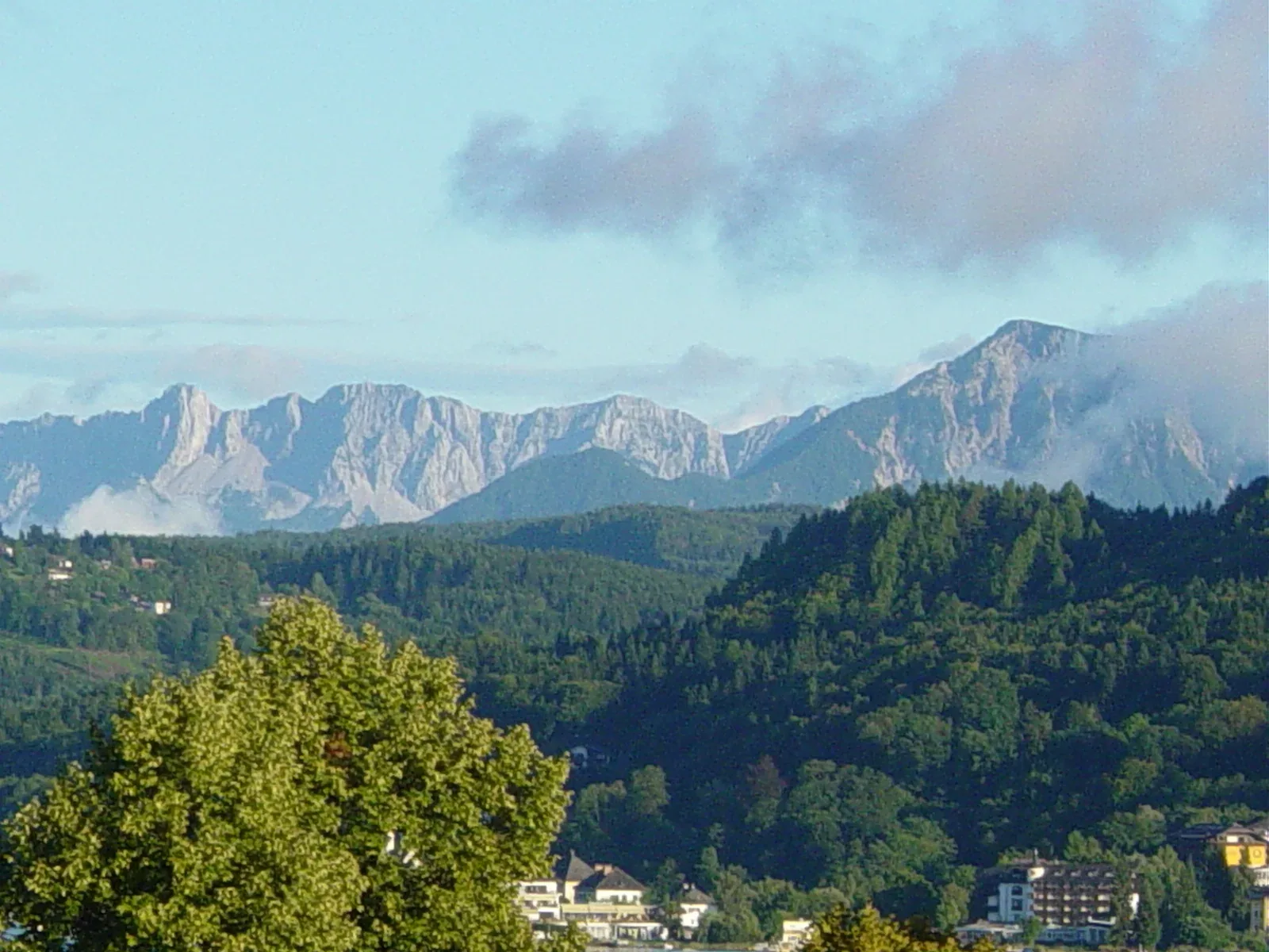 Sonnige Berg- und Seenlandschaft in Österreich