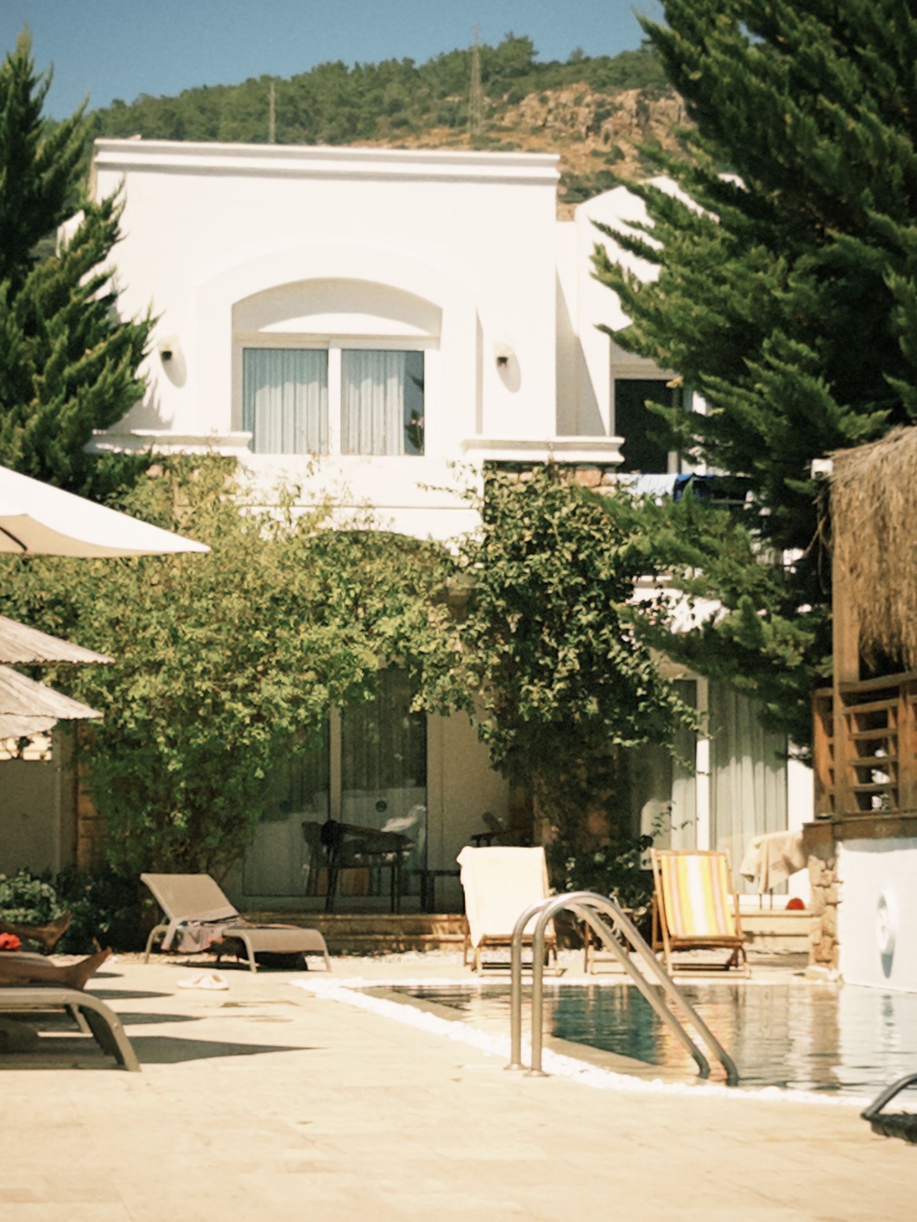 Helle mediterrane Villa mit Pool und grünem Garten