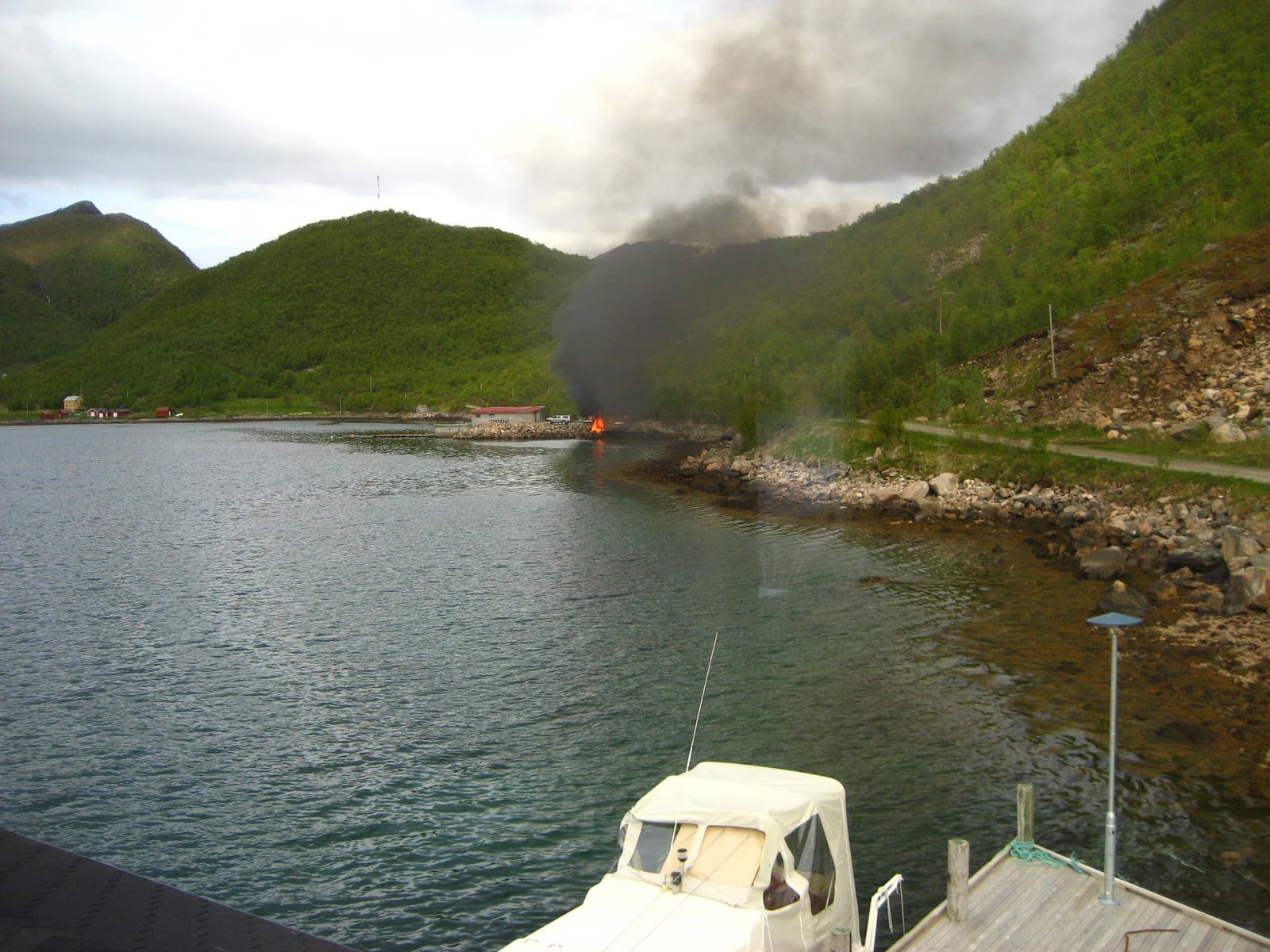 Rauchentwicklung an einem Ferienhausstandort an einem norwegischen Fjord