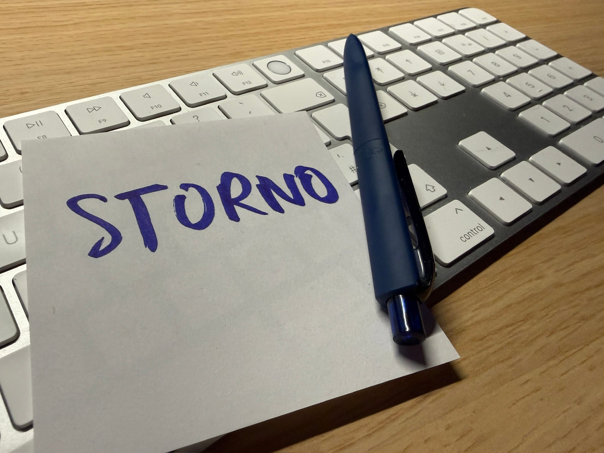 Notizzettel mit dem Wort Storno vor einer Computertastatur